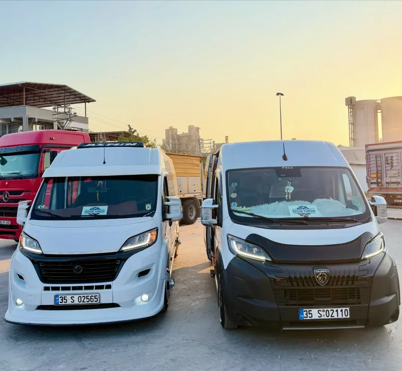 Özgür Turizm minibüsleri önden