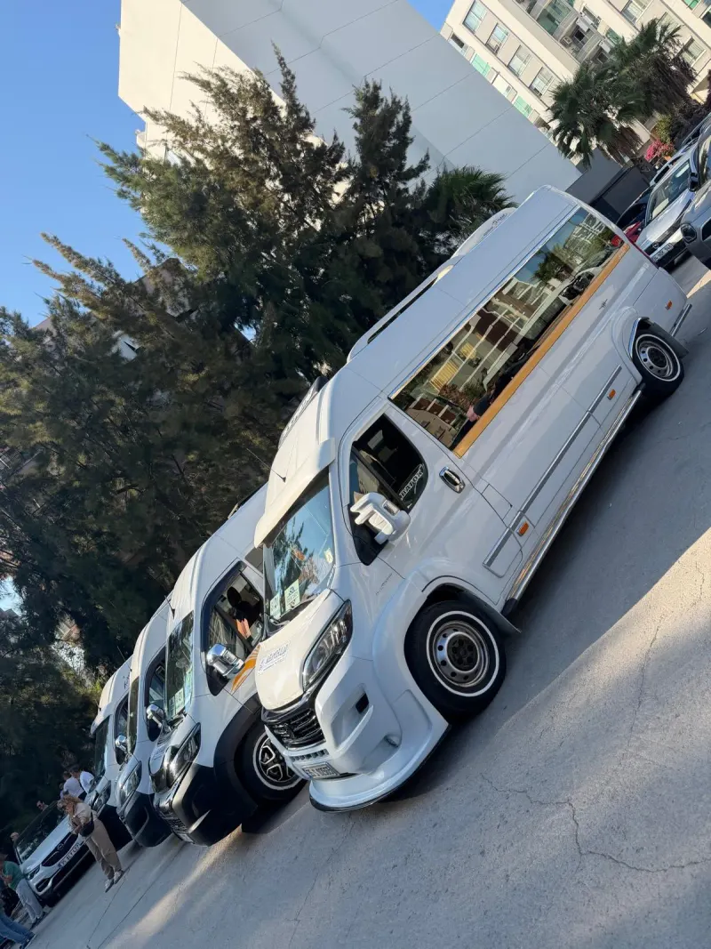 Okul önünde sıralanan Özgür Turizm servisleri