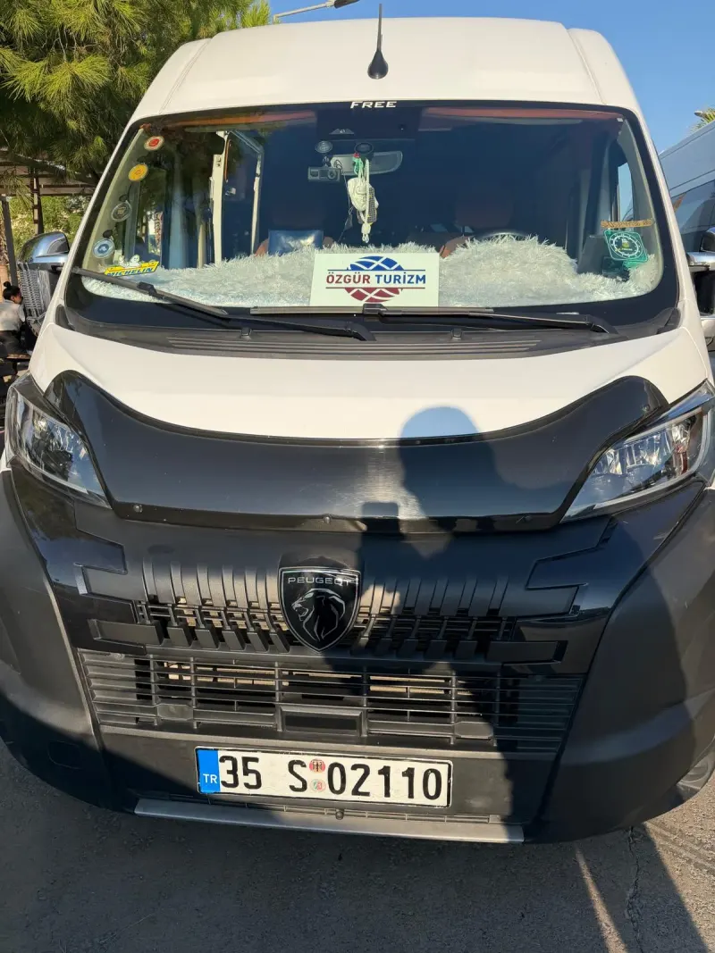 Özgür Turizm logolu servis aracı